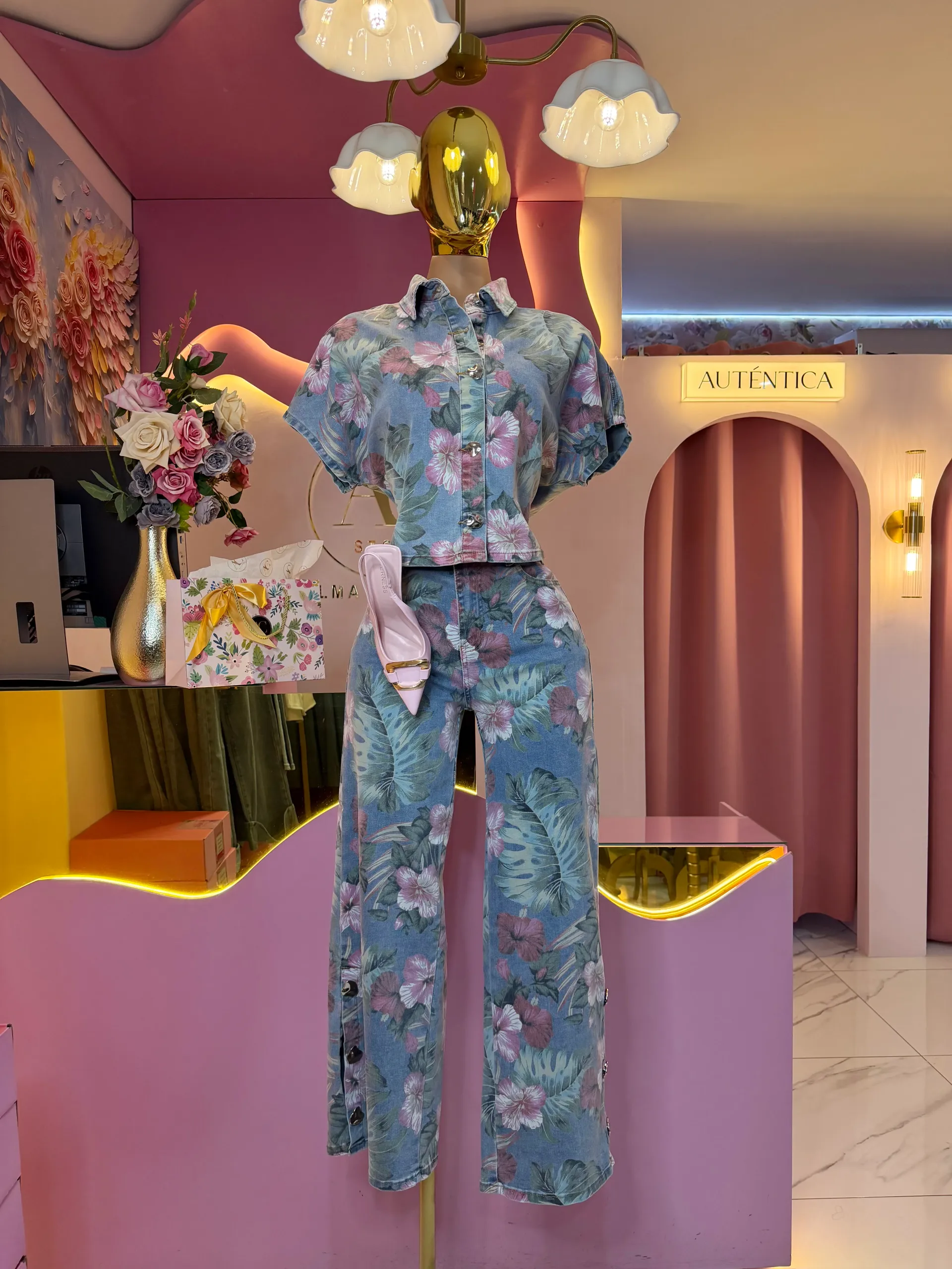 Conjunto floral de mezclilla
