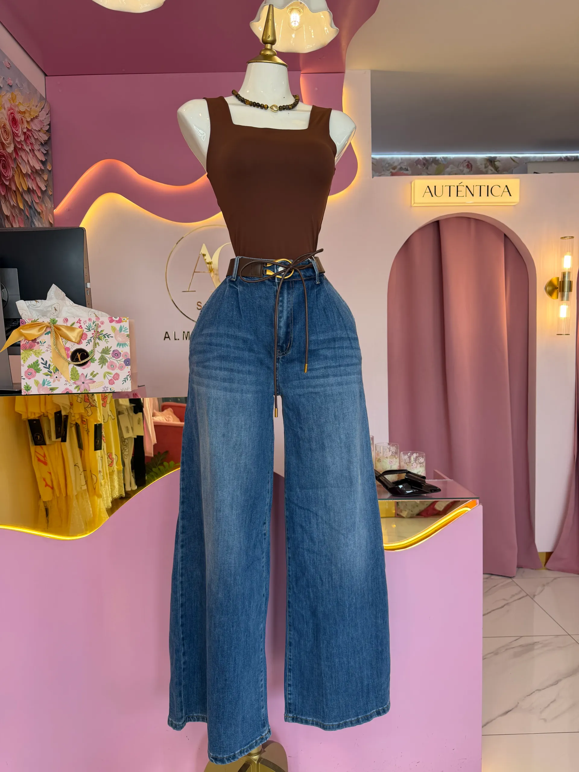 Pantalon liso con cinto
