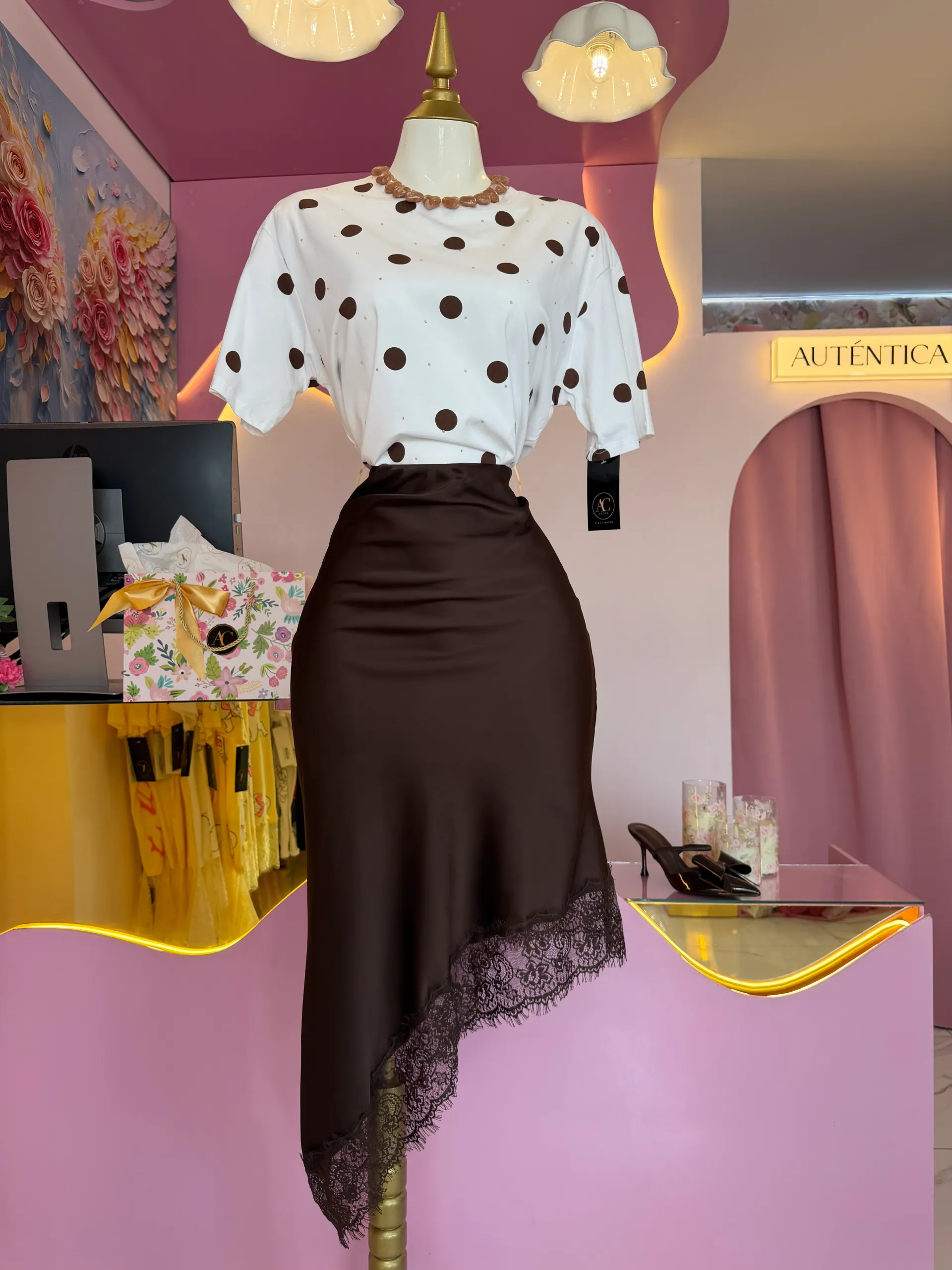 Falda asimétrica con encaje