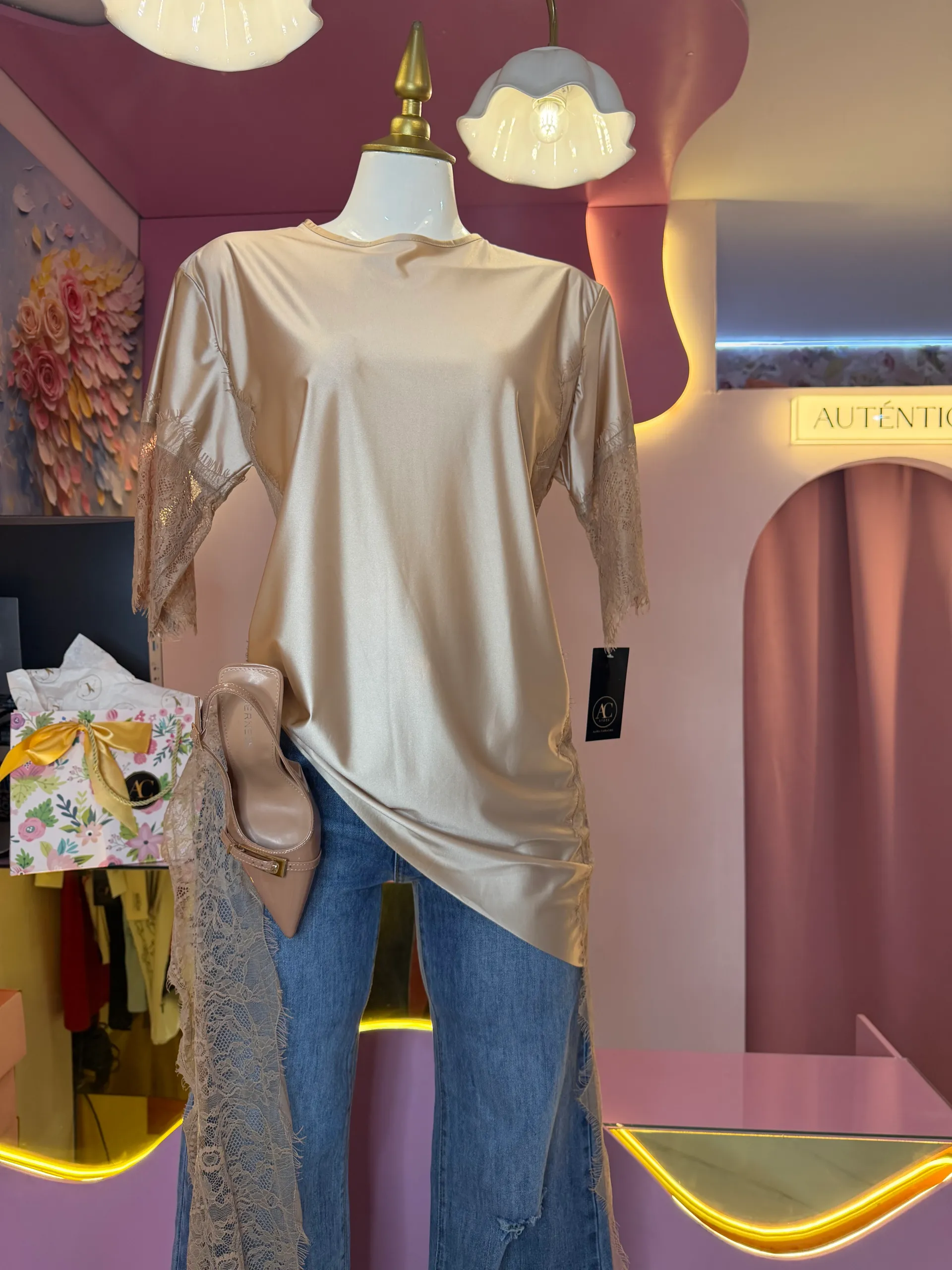 Blusa satinada con encaje en costado — AC Store