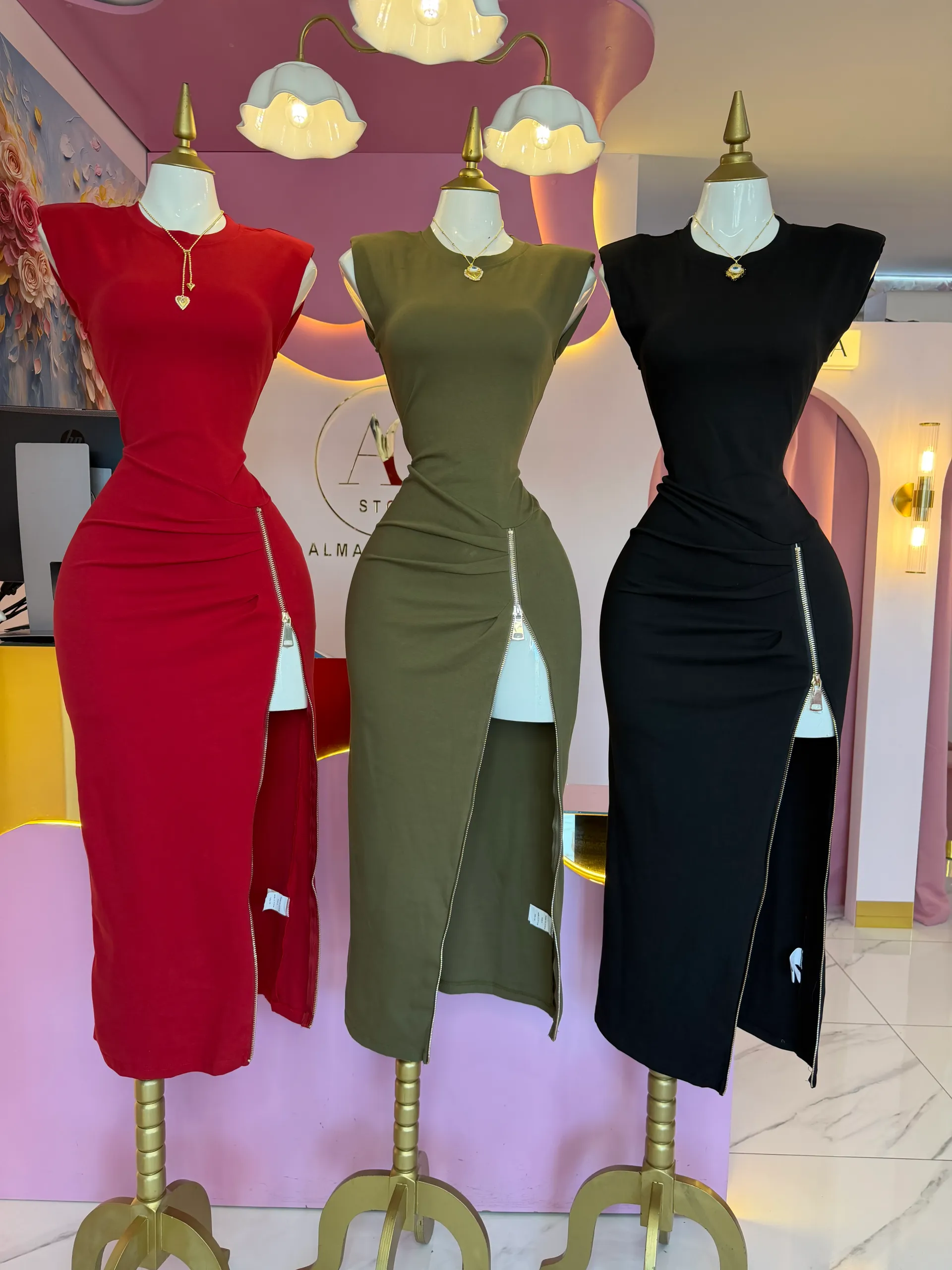 Vestido de escote en pierna 