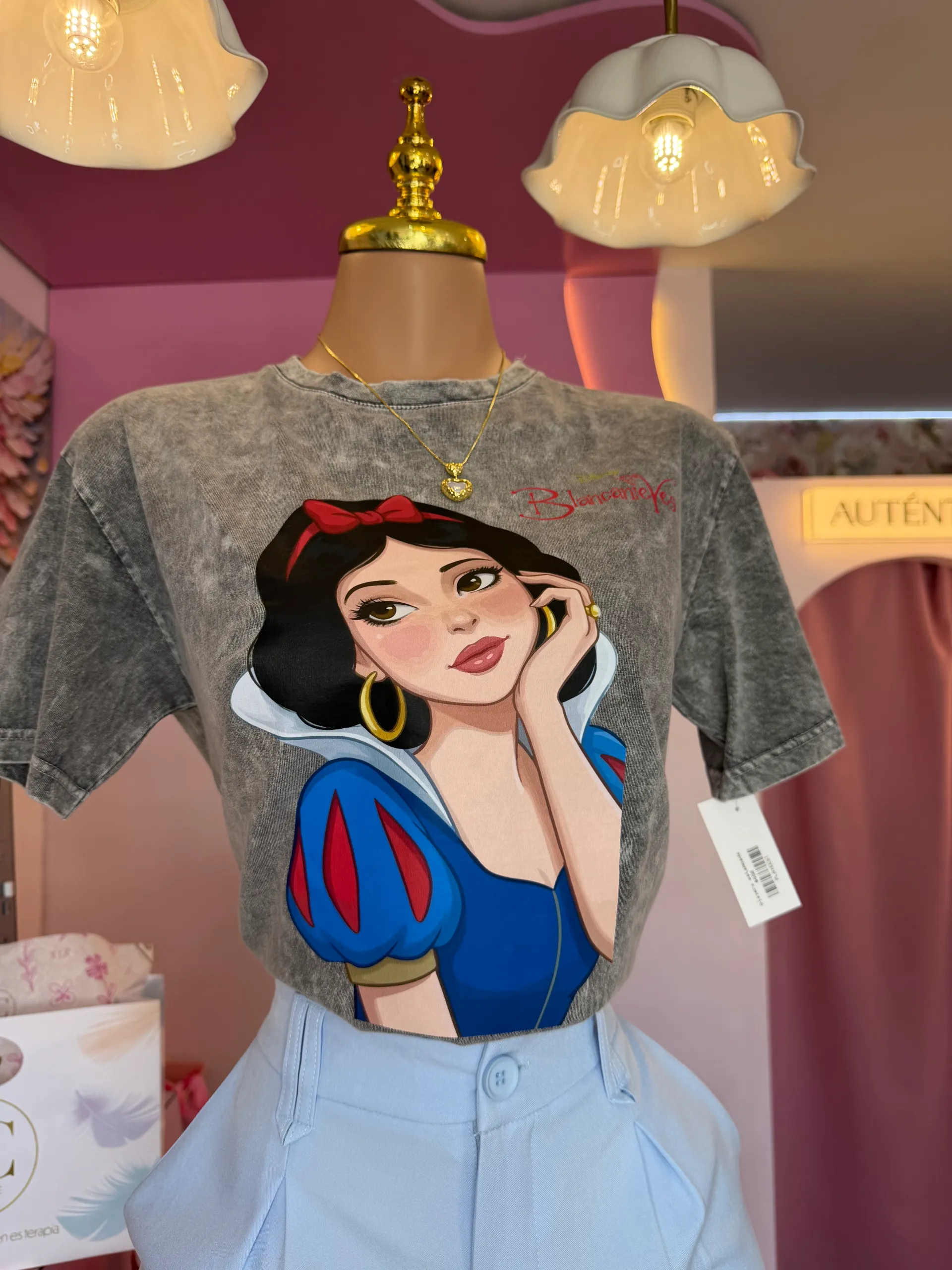 Playera estampada blanca nieves