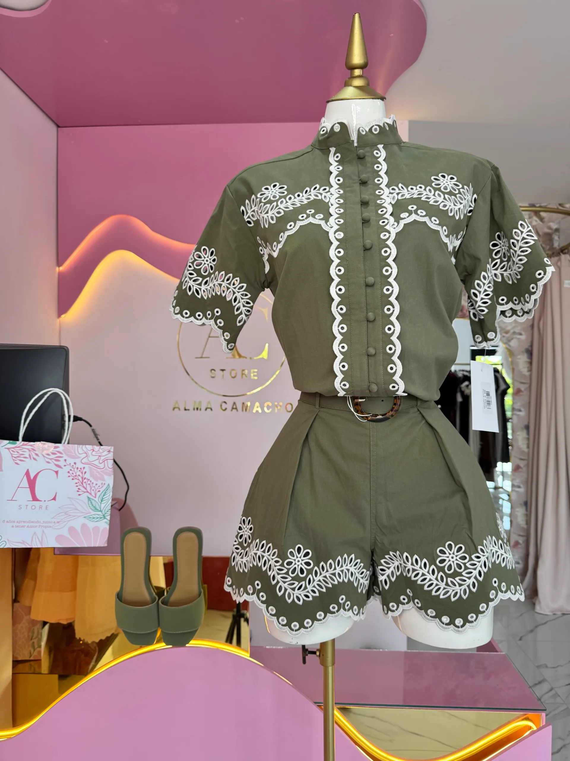 Conjunto con bordados