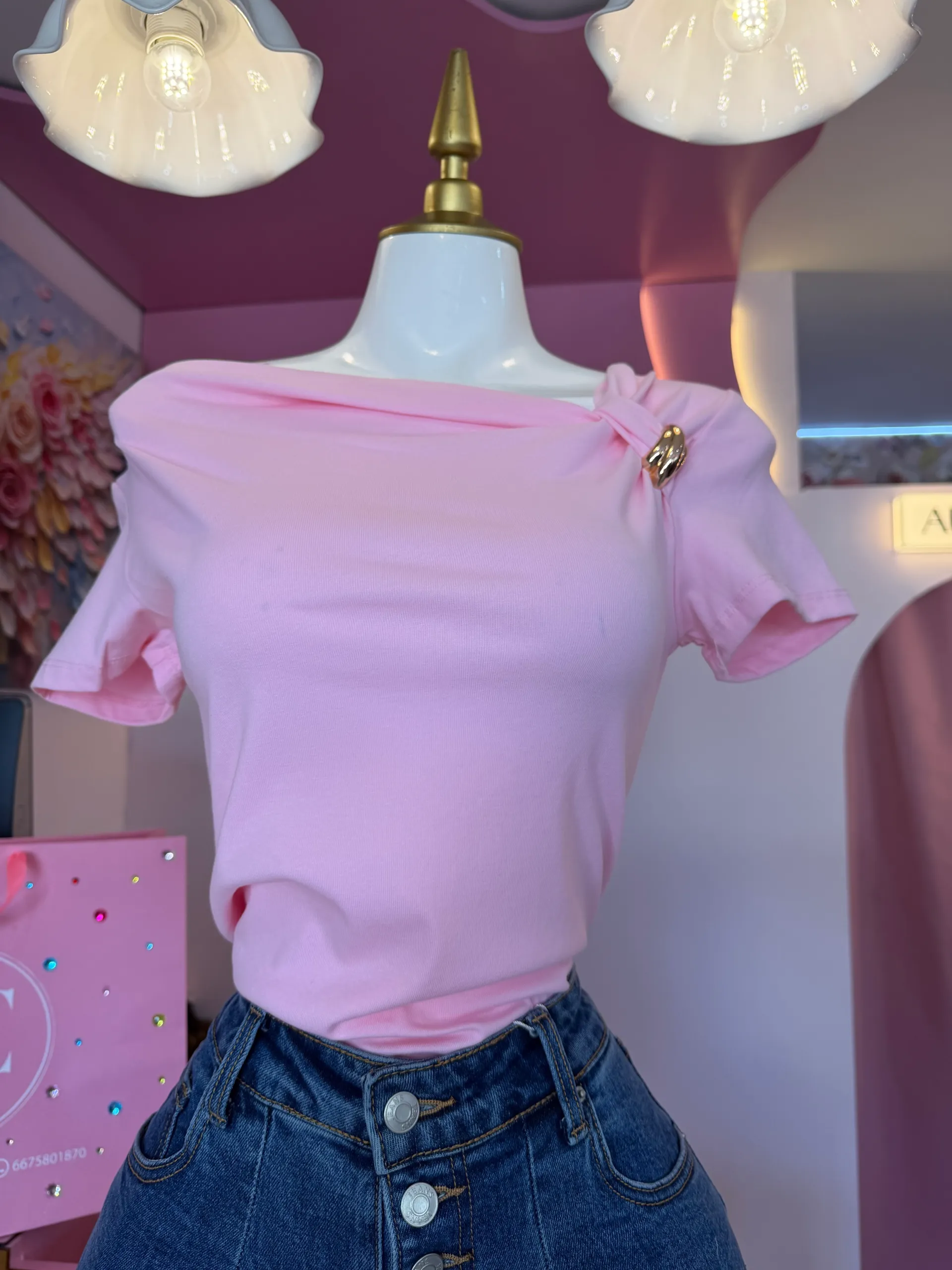 Blusa con detalle en hombro 