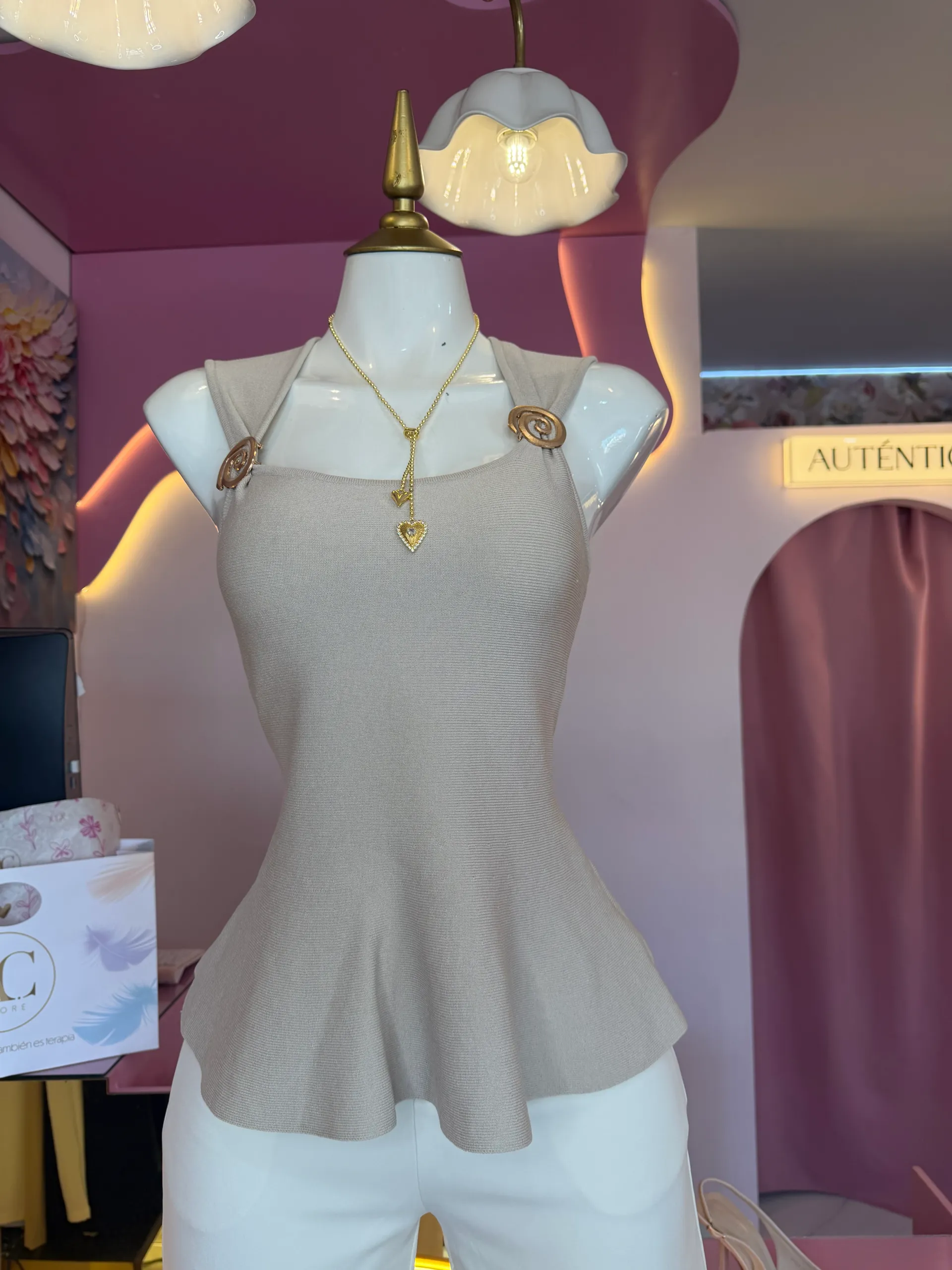 Blusa de detalle en tirante 