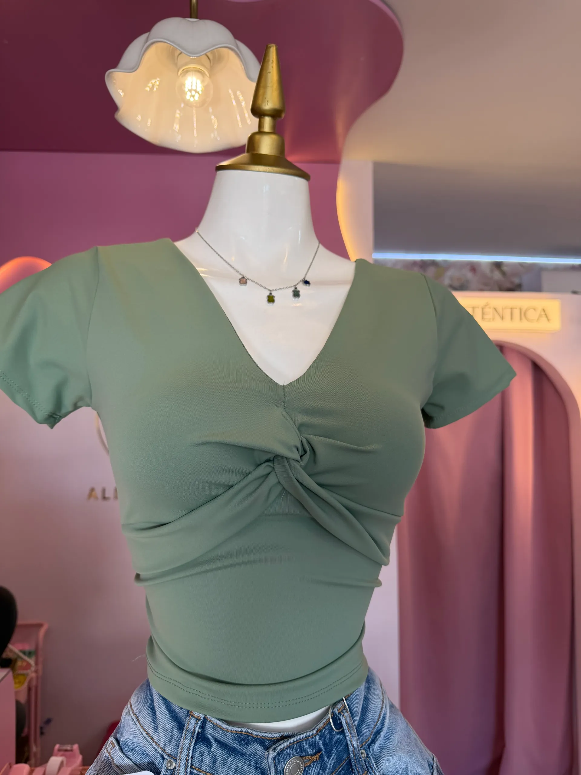 Blusa corta diseño de nudo