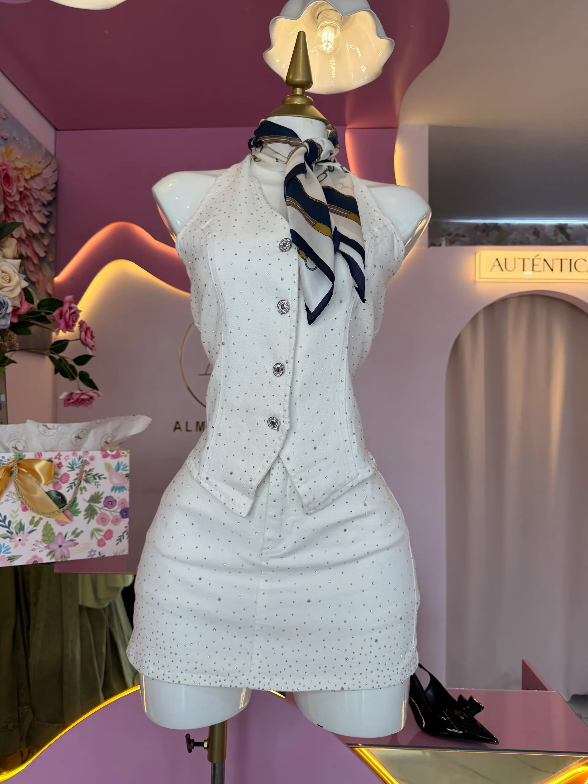 Conjunto de chaleco con pedrería 