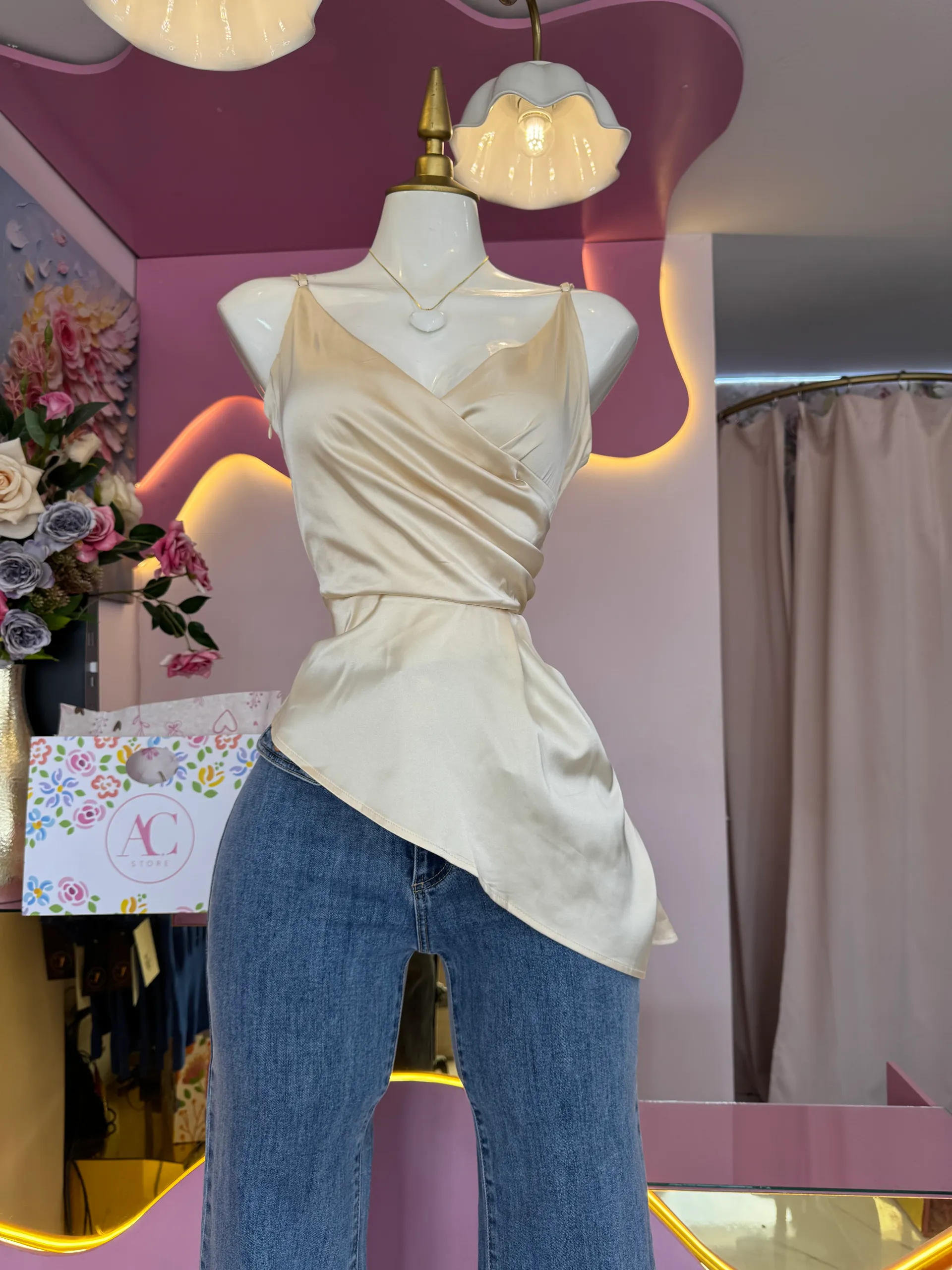 Blusa de satin asimétrica 