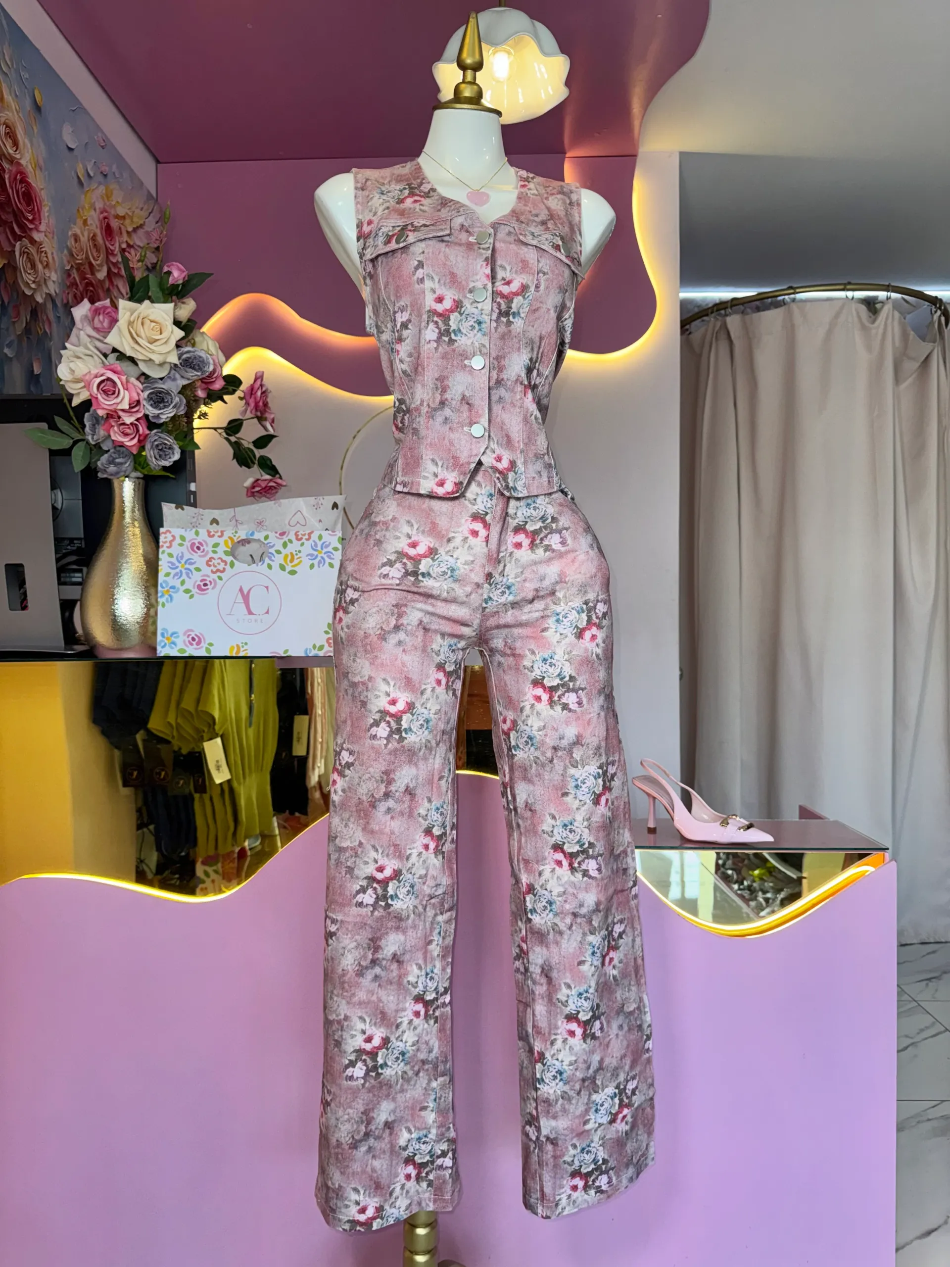 Conjunto de mezclilla estampado floral 