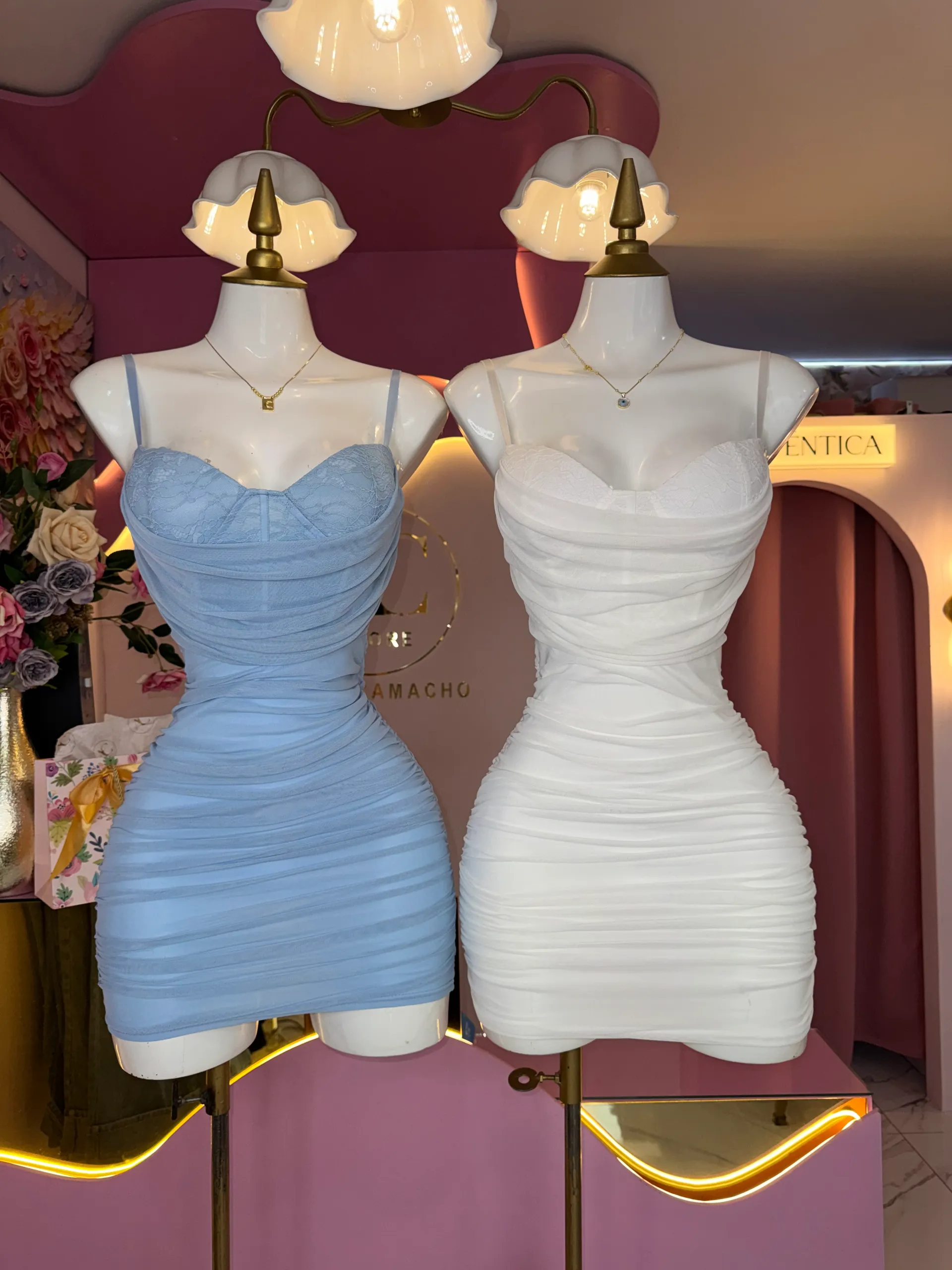 Vestido corto de encaje