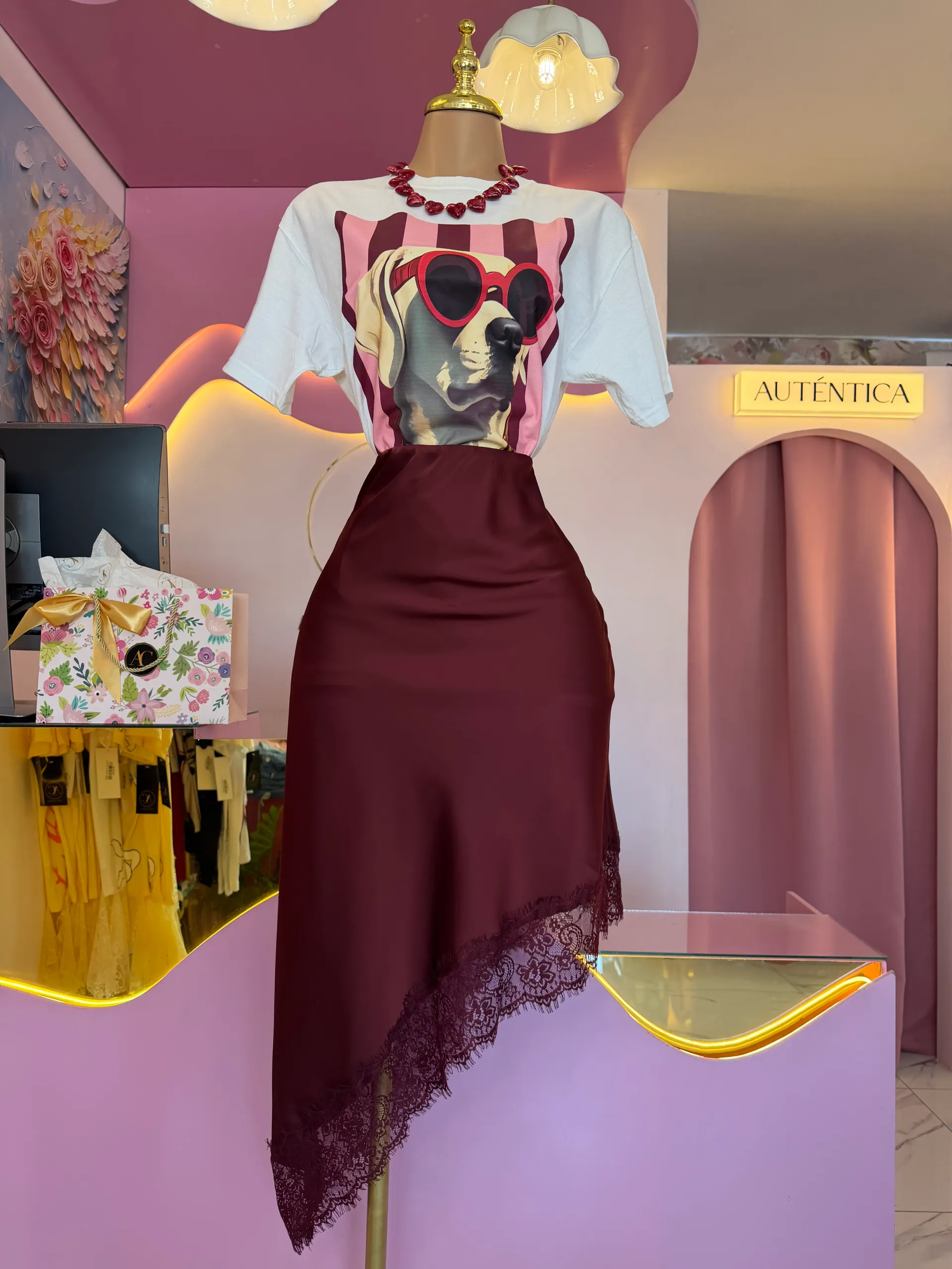 Falda asimétrica con encaje.
