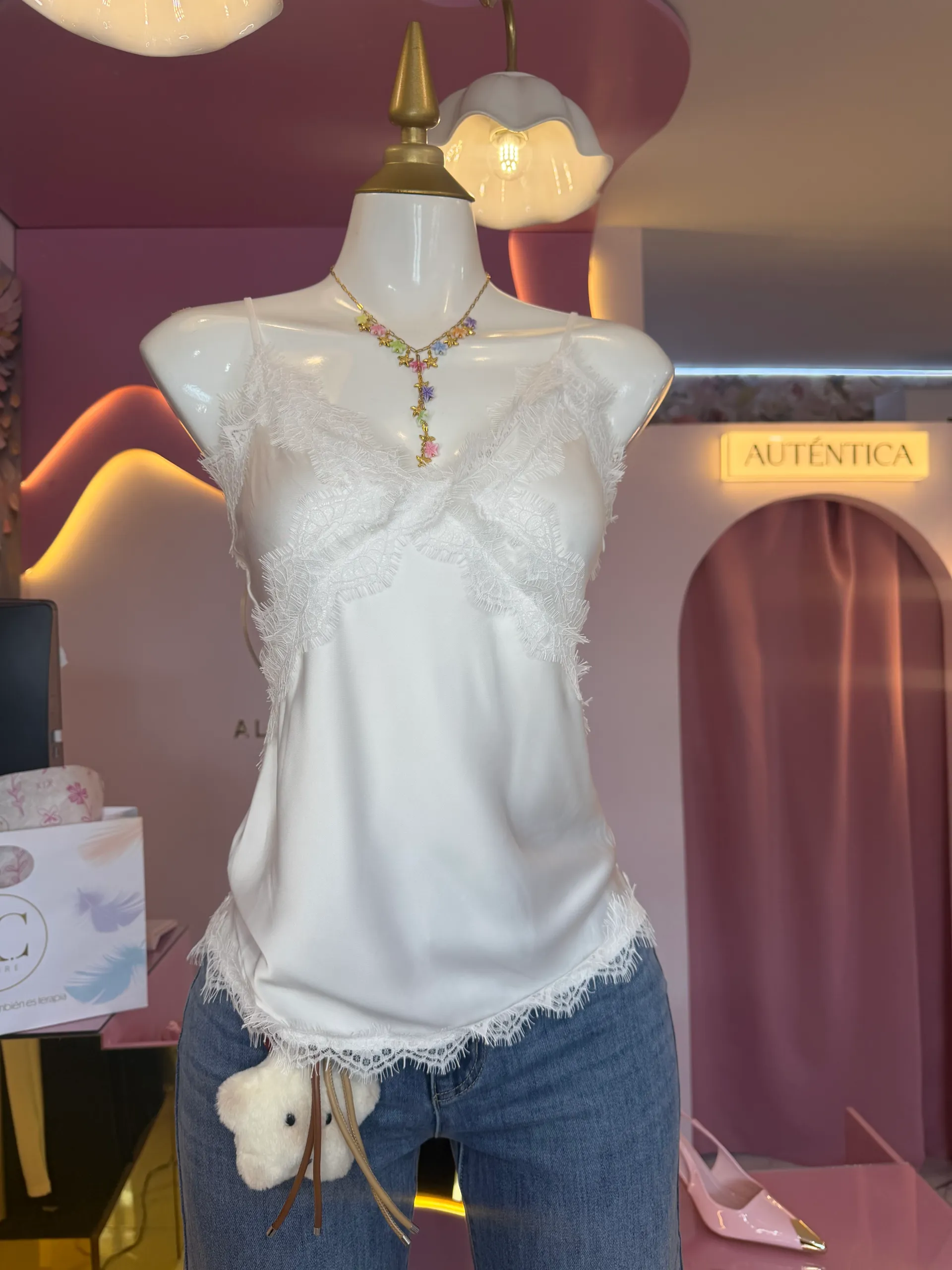 Blusa satinada con encaje