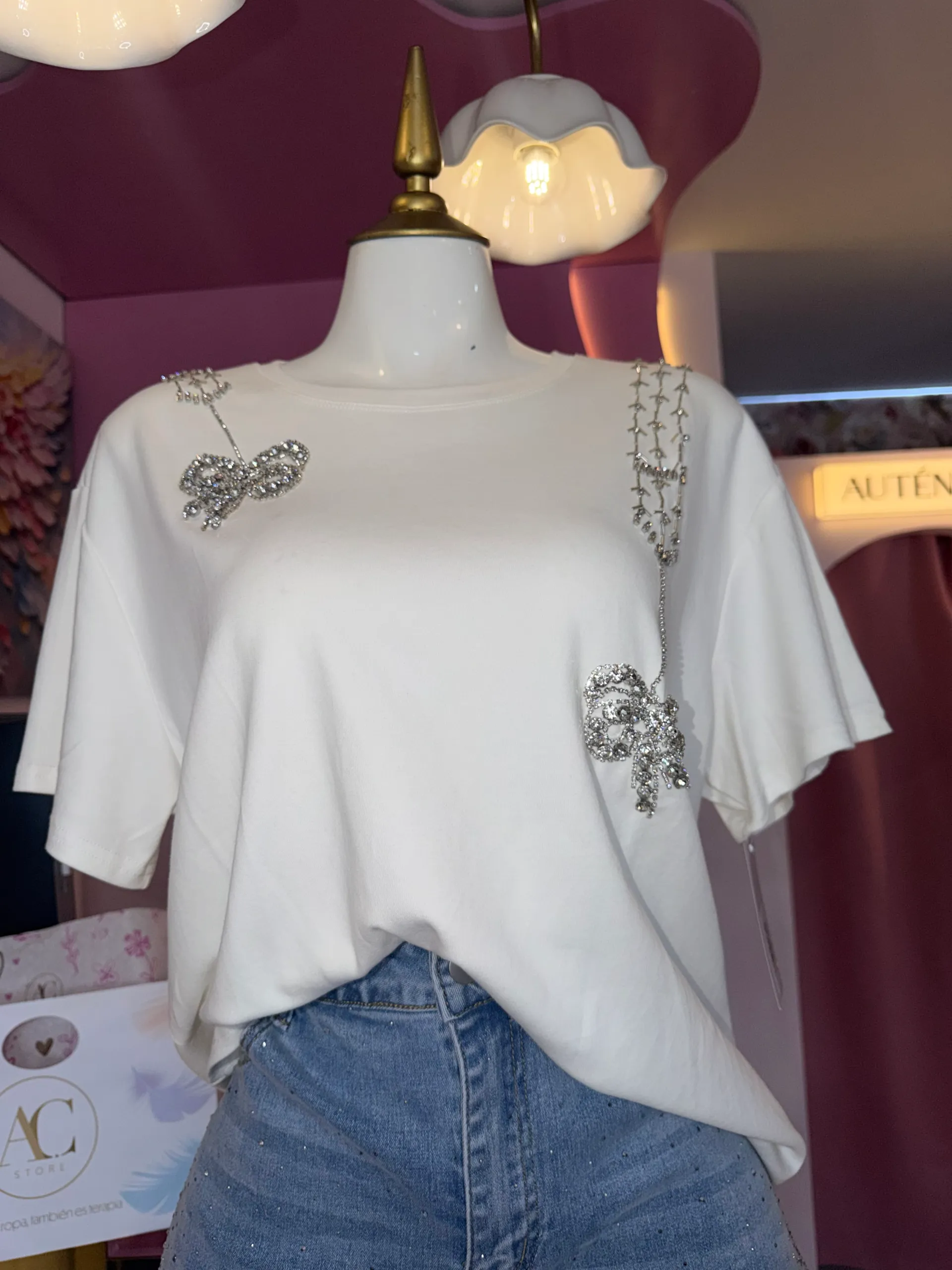 Blusa de aplicación en pedrería 