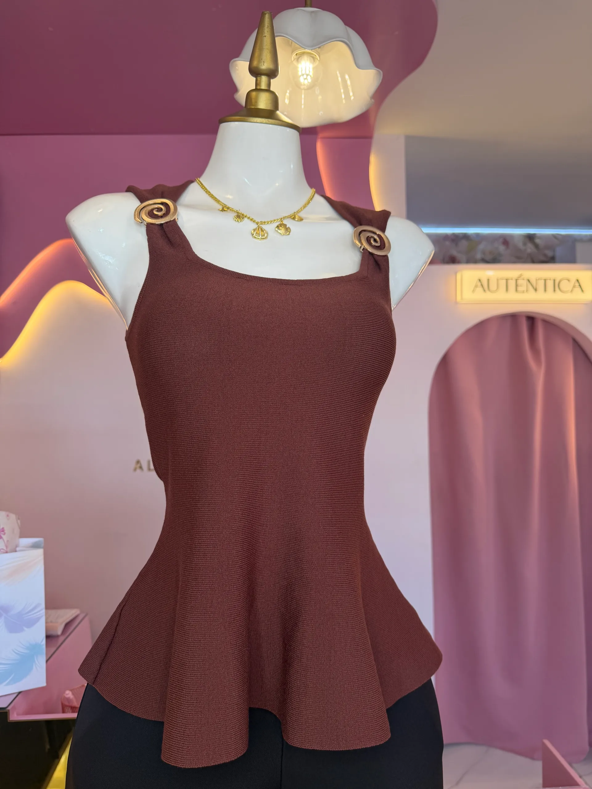 Blusa con detalle en hombros